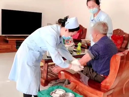 【保山安利醫(yī)院】82歲爺爺與老伴居家，在院手術(shù)后換藥不便，居家護(hù)理上門(mén)服務(wù)解難題